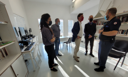 Nicolas Bergerault, cofondateur de l'atelier des chefs, Thierry Alvès, DISP Sud-Est-Marseille, Gabriel Barès et Chloé Cahuzac de l'Atigip lancent la formation e-learning en détention à la maison d'arrêt d'Aix-Luynes (2021)