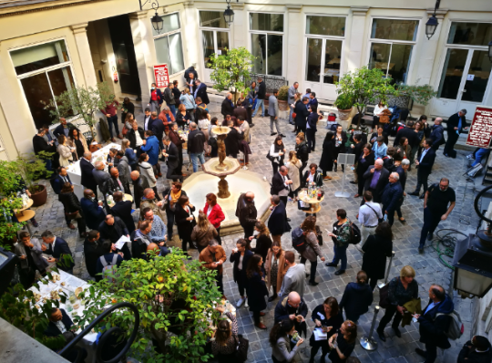 Regroupement de personne vue de haut dans une salle lors de la Réunion lors de la 1re journée des cadres référents du travail autour de la réforme du travail pénitentiaire (octobre 2021)