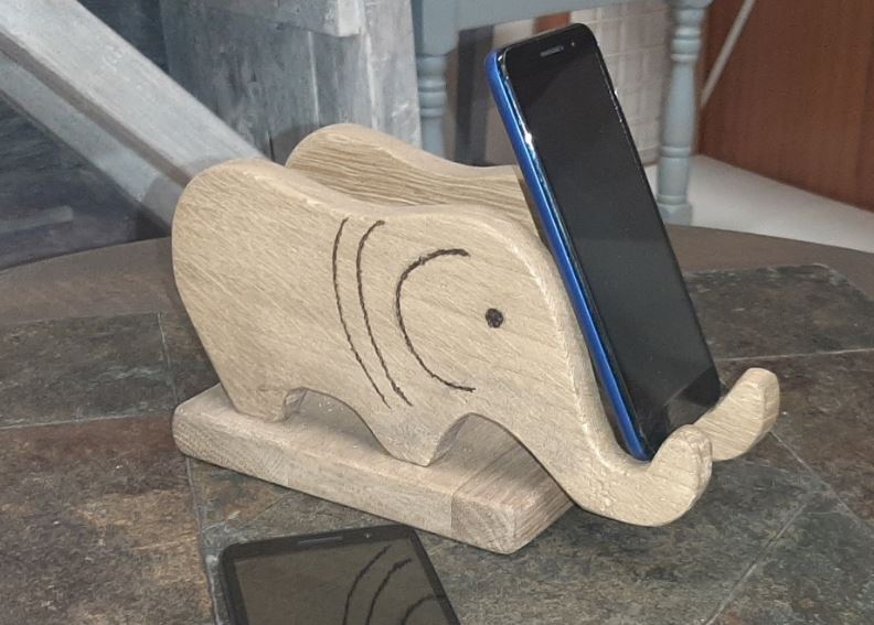 Support de téléphone en bois fabriqué dans un atelier installé en détention et labellisé PePs