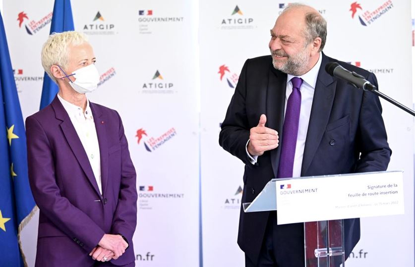 Eric Dupont Moretti et Brigitte Klinkert devant un pupitre pour un discours