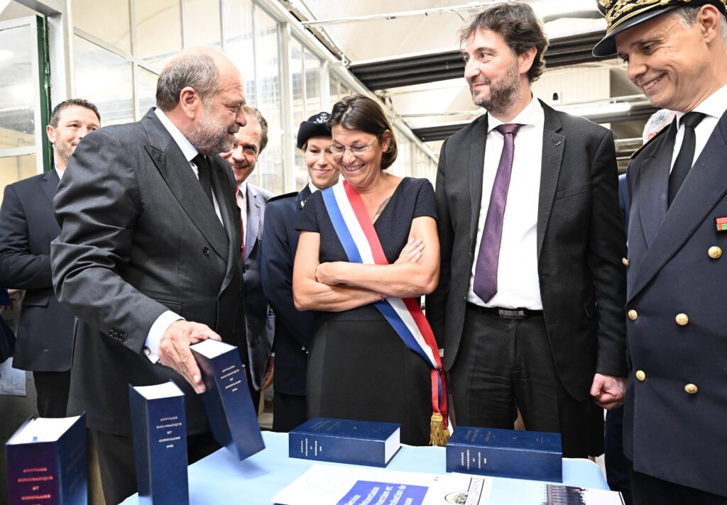 Éric Dupond-Moretti, garde des Sceaux, Albin Heuman, directeur de l'Atigip de 2019 à 2025, et Nathalie Lakatos, responsable d'atelier au centre de détention de Melun (77) - 2022
