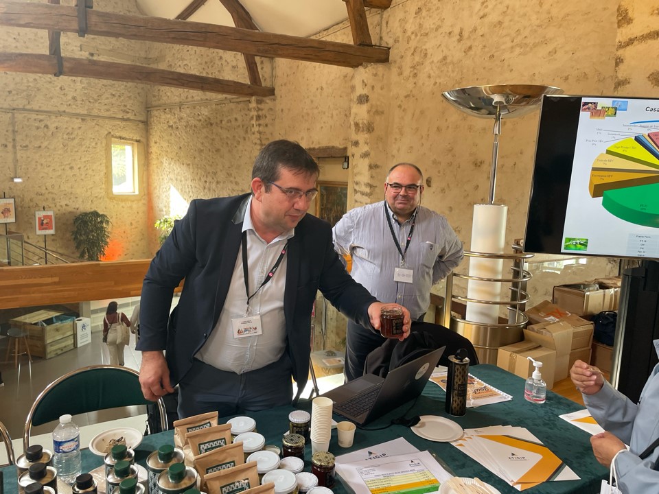 Frédéric Ceaux, chef adjoint du SEP (Atigip) et Thierry-Marcel Chambon, responsable de l'exploitation agricole de Casabianda (20) lors la 22e édition des Parcours du goût (octobre 2022)