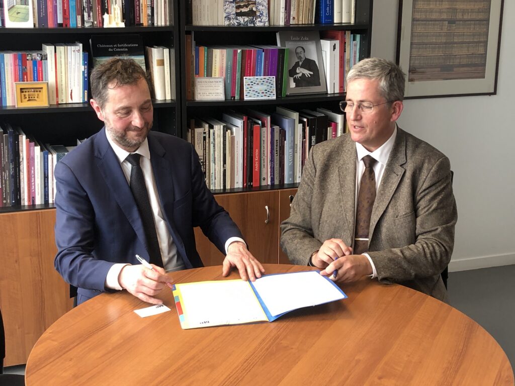 Albin Heuman, directeur de l'Atigip de 2019 à 2025 (à gauche) et Gilles Désiré, (à droite) directeur de la MPP signent une convention de partenariat (2023)