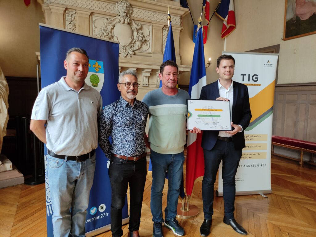 Photo de 4 personnes lors de la remise du prix du premier titre d'Ambassadeur du travail d'intérêt général à la mairie de Vernon (27) - juin 2023