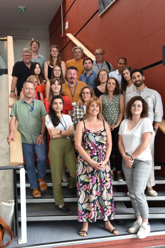 Photo de groupe sur un escalier - 3e édition de la formation des acteurs de l'insertion professionnelle animé par l'Atigip et ses partenaires (juillet 2023)
