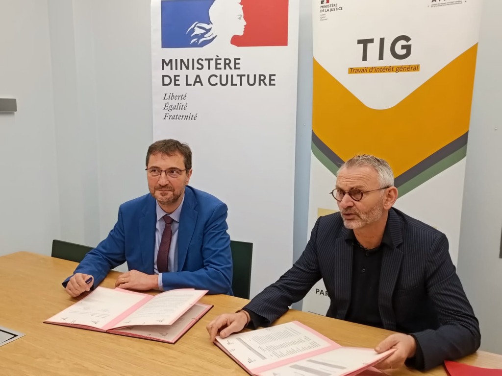 Albin Heuman, directeur de l'Atigip de 2019 à 2025 (à gauche) et Noël Corbin, directeur des affaires culturelles de Paris (à droite) - novembre 2023