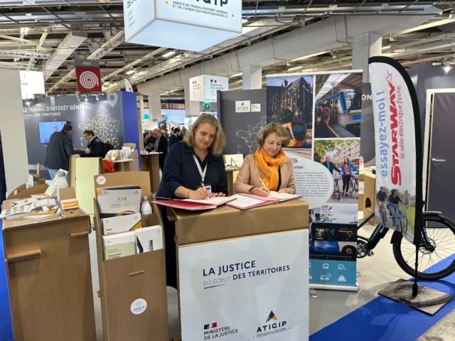 Anne Coudert, directrice-adjointe de l'Atigip de 2023 à 2026 (à gauche) et Marie-Ange Debon, présidente de Keolis (à droite) - décembre 2023