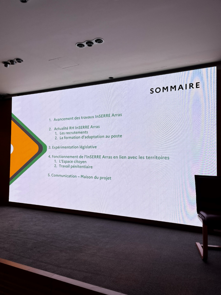 Une slide de présentation powerpoint projetée sur un écran. Le titre de la slide est "Sommaire"