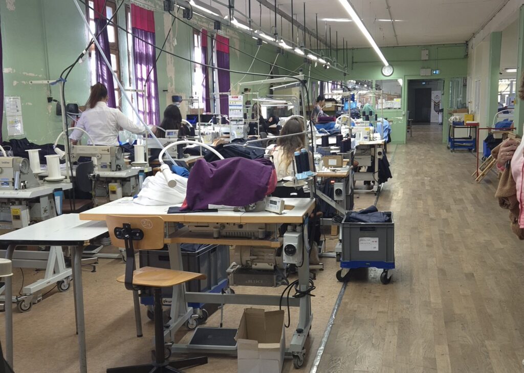 Intérieur d'un atelier de production à la prison des femmes de Rennes