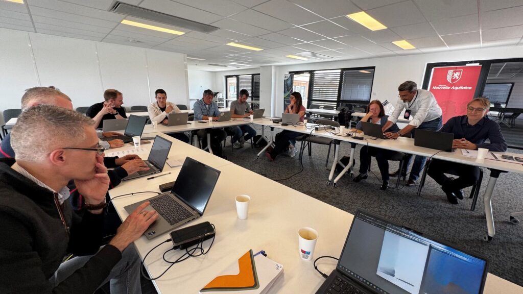Photo de groupe montrant les participantes au premier séminaire du Département des Systèmes d’Information de l’Atigip, réunis à Bordeaux en mai 2026.